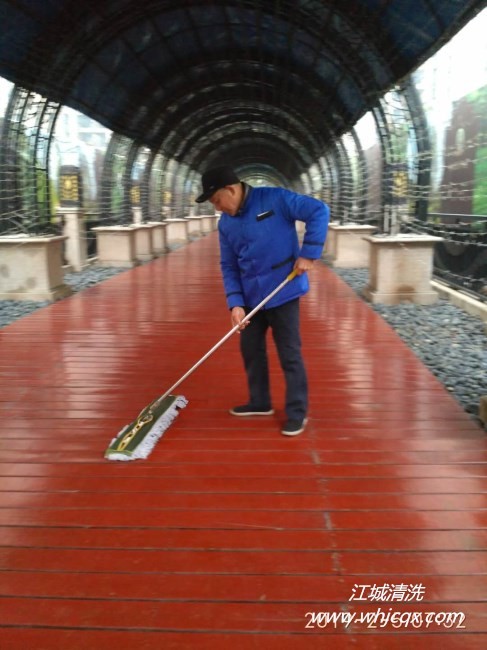 日常保潔中塵推操作的注意事項