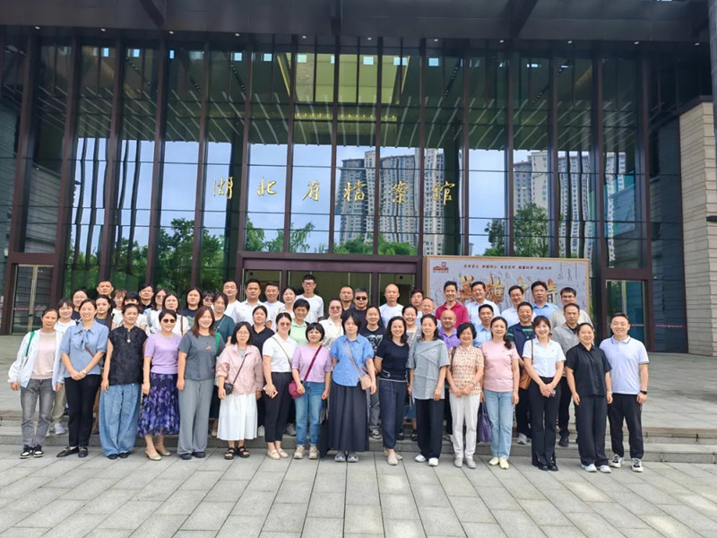 回望英雄史詩(shī) 汲取前行力量 —— 江城清洗黨支部赴省檔案館開(kāi)展“三大精神”學(xué)習(xí)